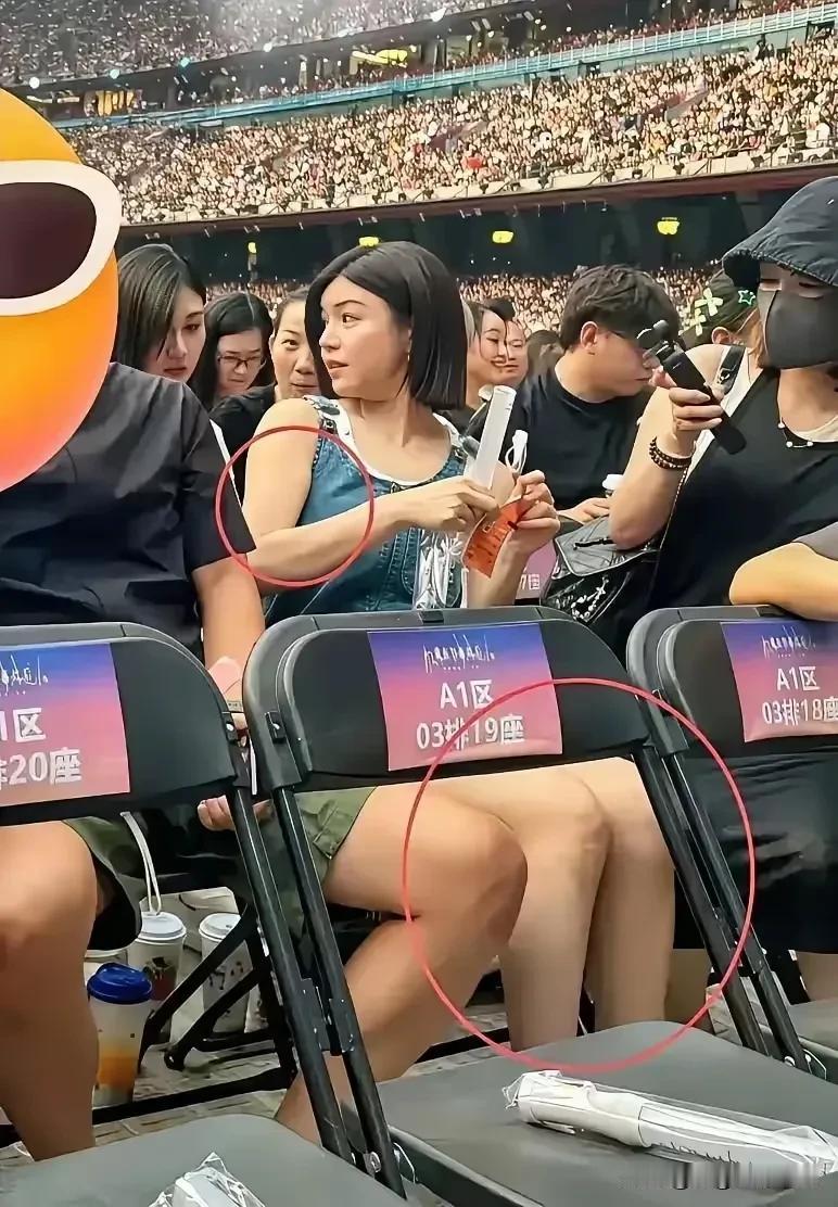 陈妍希生图很普通，她去看孙燕姿演唱会被偶遇，离开妆造以后的陈妍希麒麟臂大长腿双下