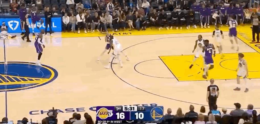 老詹这一球是什么动作？简直太有才了！

先是假动作点起防守球员，就在球迷们以为他