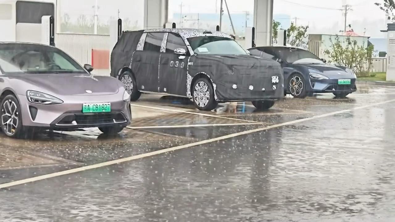 小米昆仑 N3 伪装车出现在北京工厂超充站，充电口放在车身左侧，那加油口应该在右