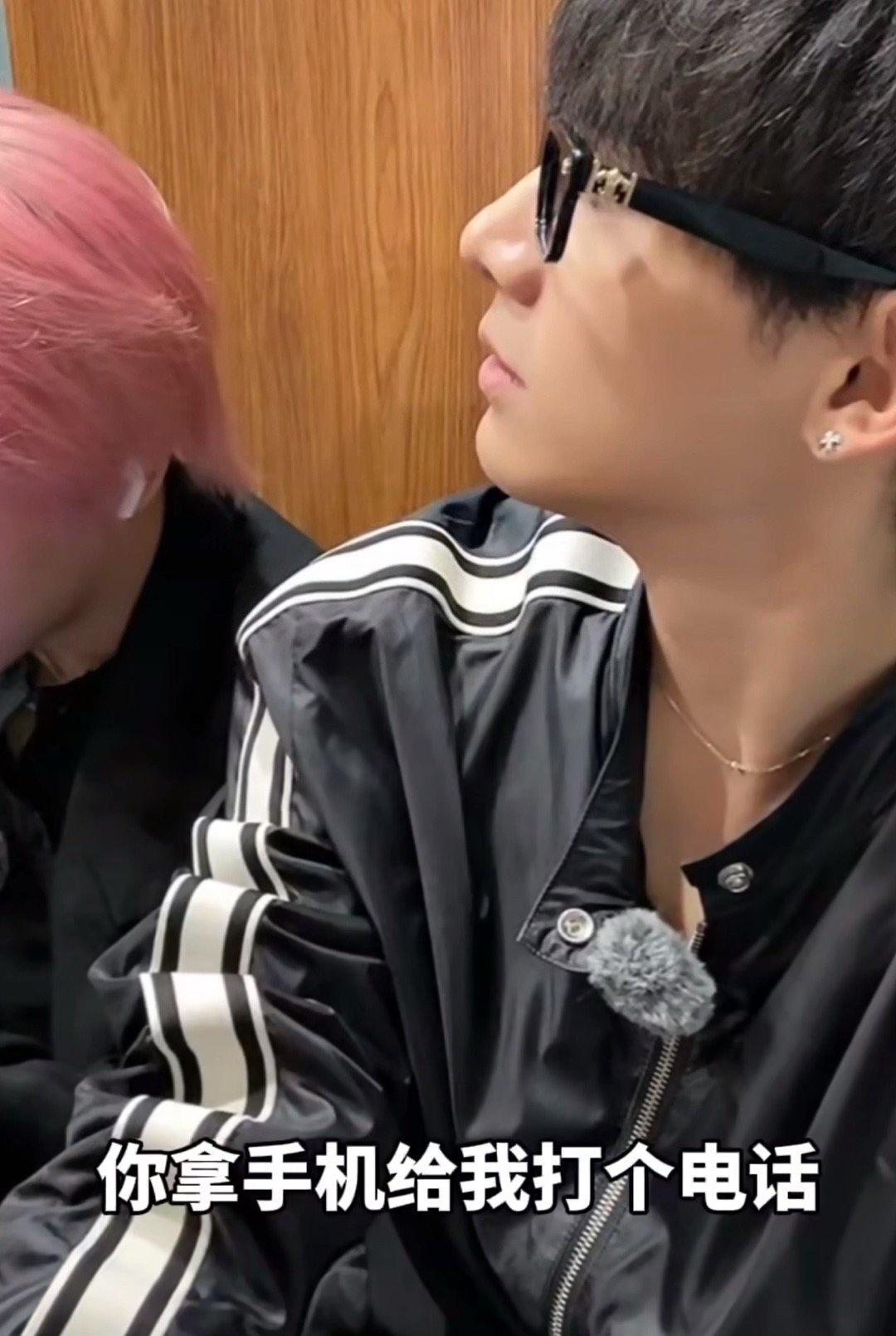 姚琛和李梓豪坐北京到宜宾的无座高铁直播，碰到阿姨丢手机着急求助，他立马递出自己手