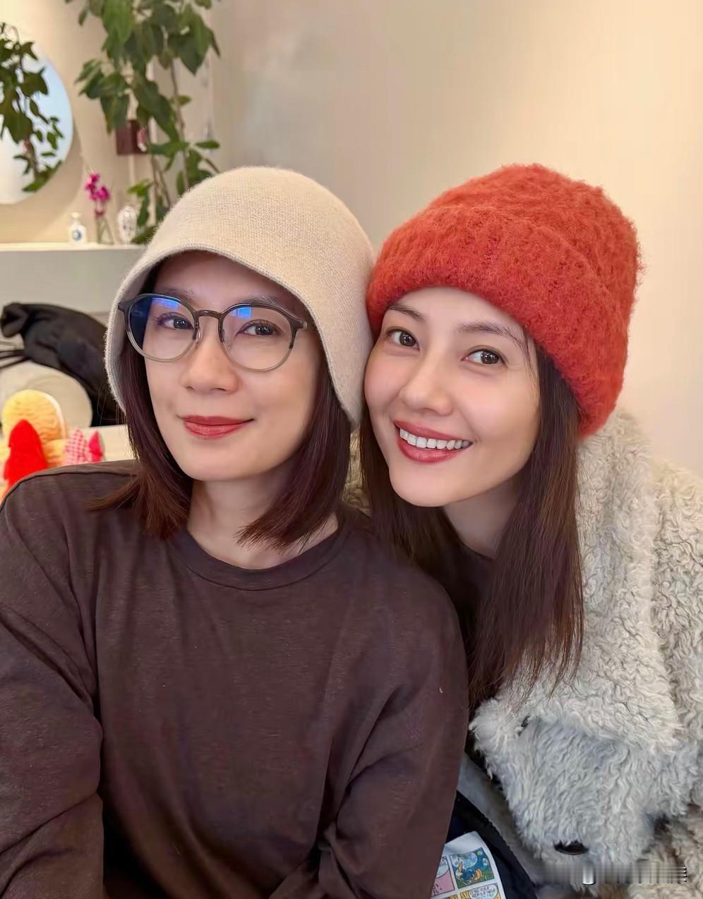 两位女神见面，画面和谐自然，满满的回忆！
“赵敏”和“周芷若”是可以成为好朋友的