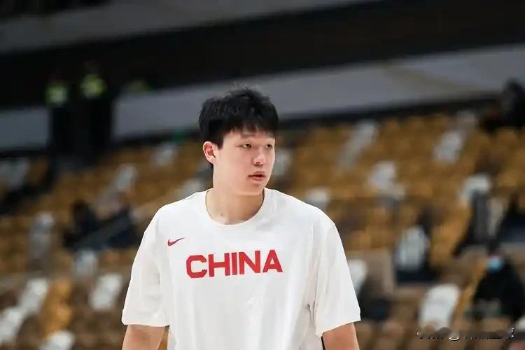 北京时间8月24日，中国男篮公布了参加2026年名古屋亚运会的比赛大名单。相比即