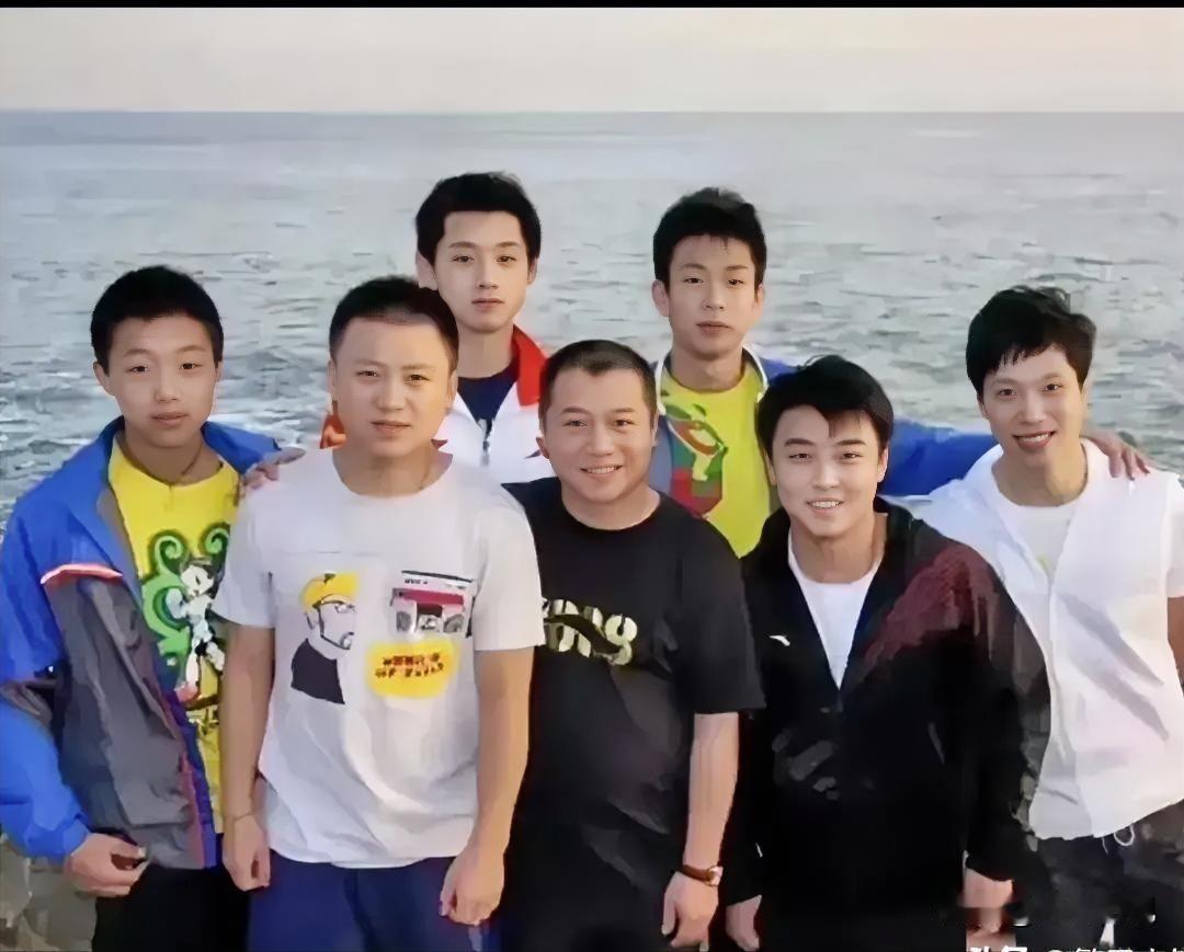 后排就认得出腼腆的张继科，前排有疏眉朗目的王涛，气宇不凡的王皓，而最右边的帅哥是