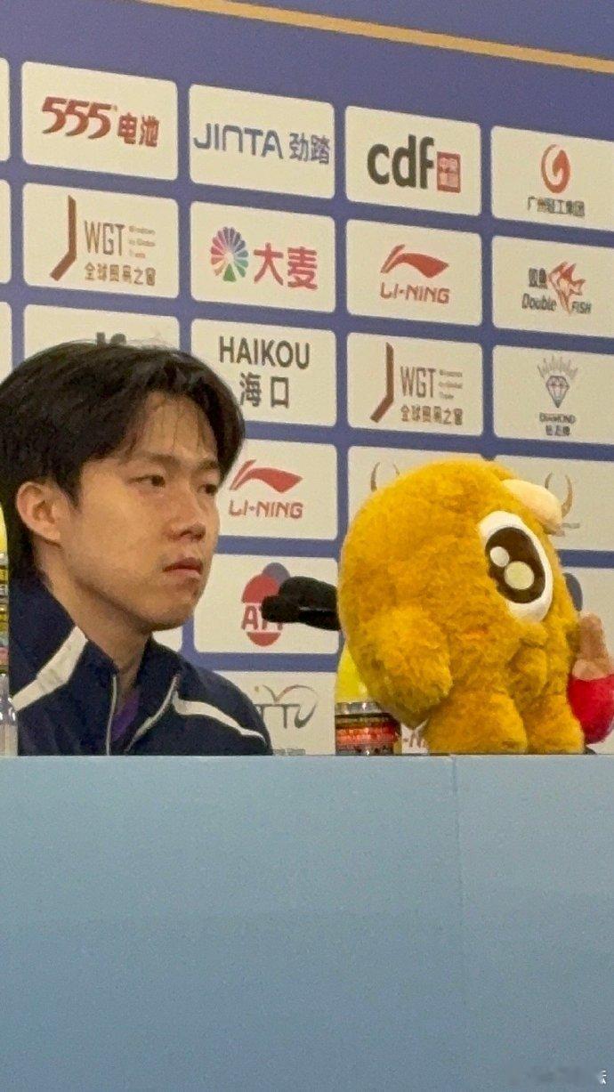 王楚钦谈外界干扰王楚钦说现在比以前更强了亚洲杯新闻发布会，王楚钦：我觉得自己被诟