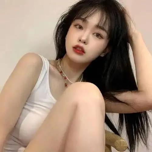 甜美少女风，白色背心搭配，红唇点缀，清新自然。白色背心裙搭配 蓝色背心穿搭 短款