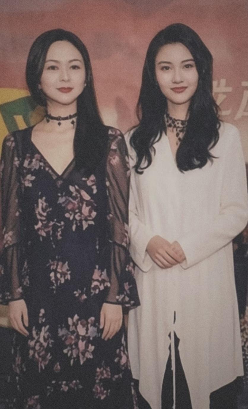 先不说当年香港两大顶级美女关之琳与李嘉欣谁更胜一筹。单看这张合影，一眼就能感受到