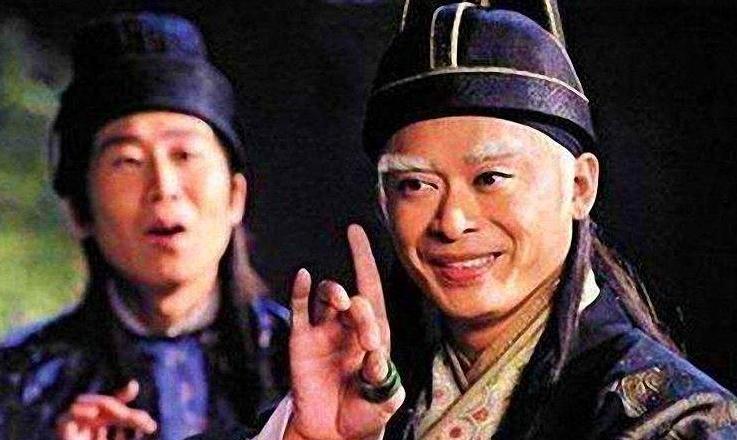 你绝对想不到，太监净身根本不是一刀的事。那刀是弯的。净身师一手死死捏住那孩子的命