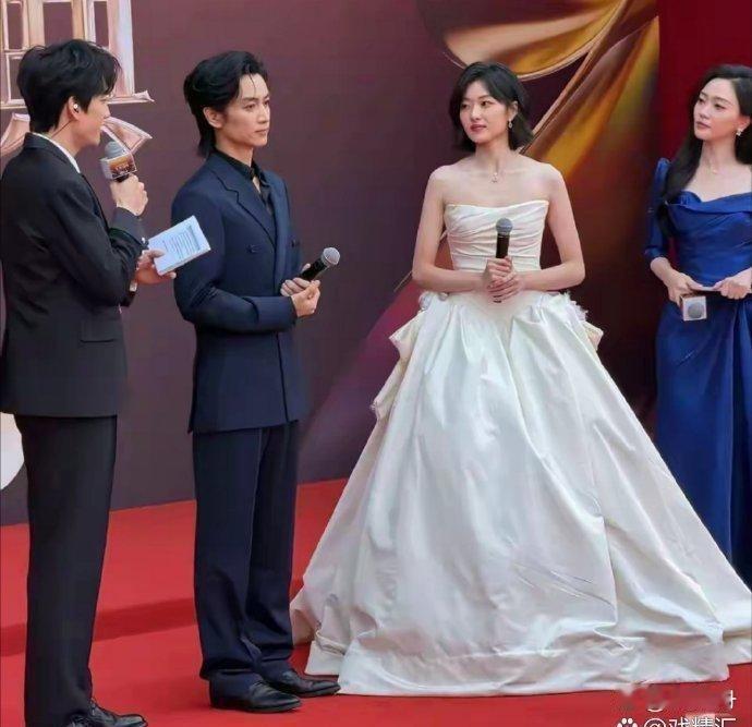 演员真不能‏太‎瘦了，你看旁边的孙千，脸有点肉嘟嘟的，看着反而挺自⁠然。 
