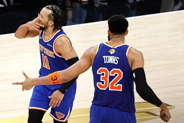 疯了，完全疯了。
随着，今天，尼克斯105-104击败马刺之后，系列赛大比分2-