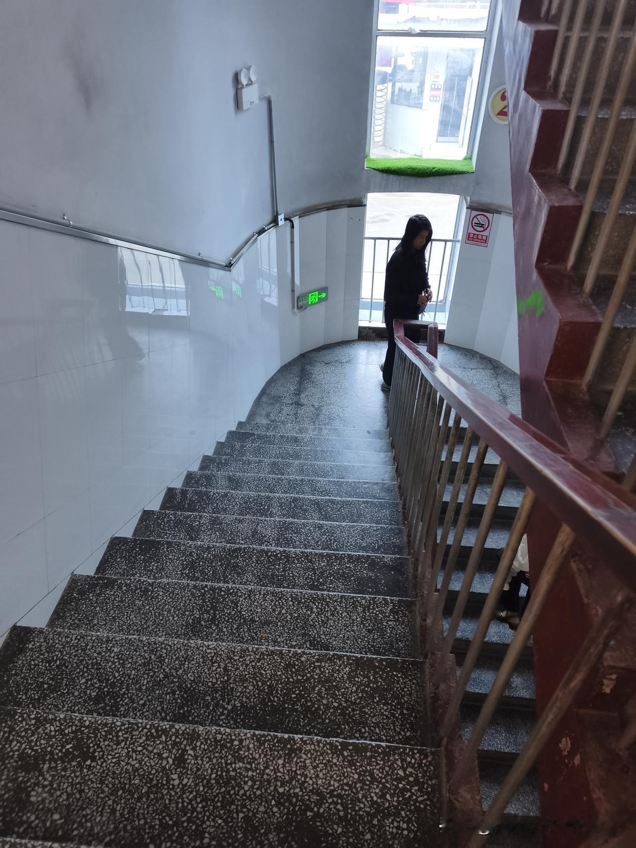 下楼偶然拍到这一幕，不少楼房的旋转拐角楼梯，真的藏着安全隐患。
 
就这种回旋式