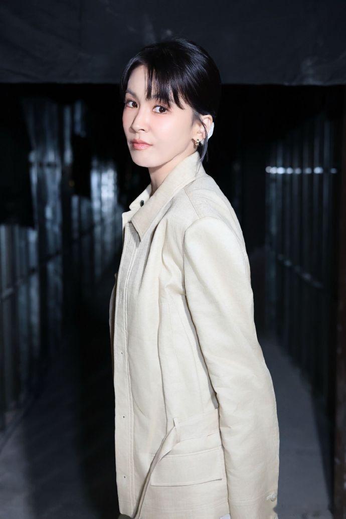 姐姐祝你乘风而上乘风2026带着满腔热忱奔赴每一场公演，用细腻的演绎打动台下观众