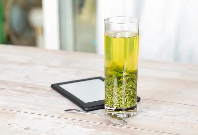 绿茶对心脏血压是有影响的。喝绿茶可能影响血压测量结果，测量前喝绿茶，会刺激交感神