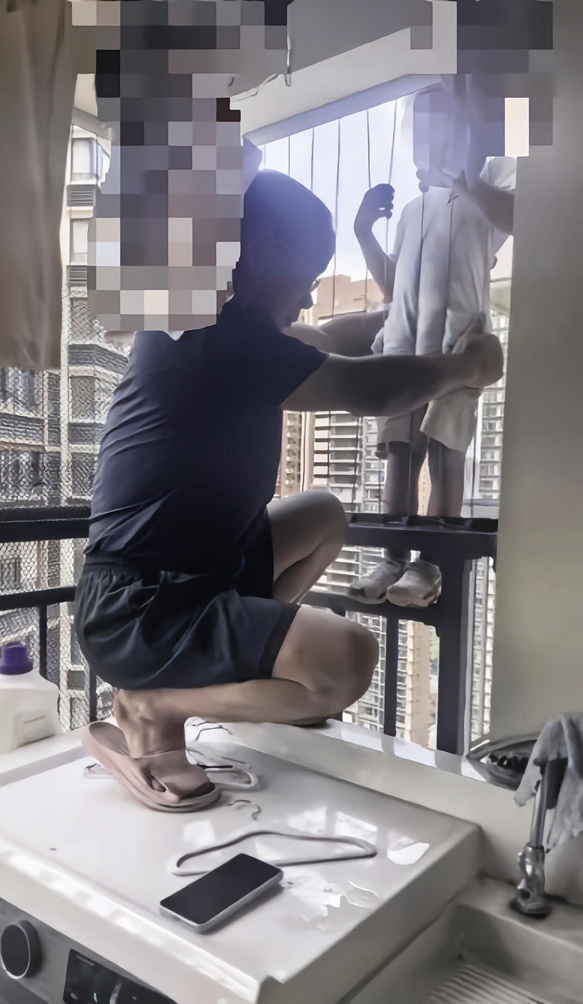 广西南宁，女子独自在37楼阳台刷手机休息，结果头顶外墙突然爬下来一个小男孩，一边