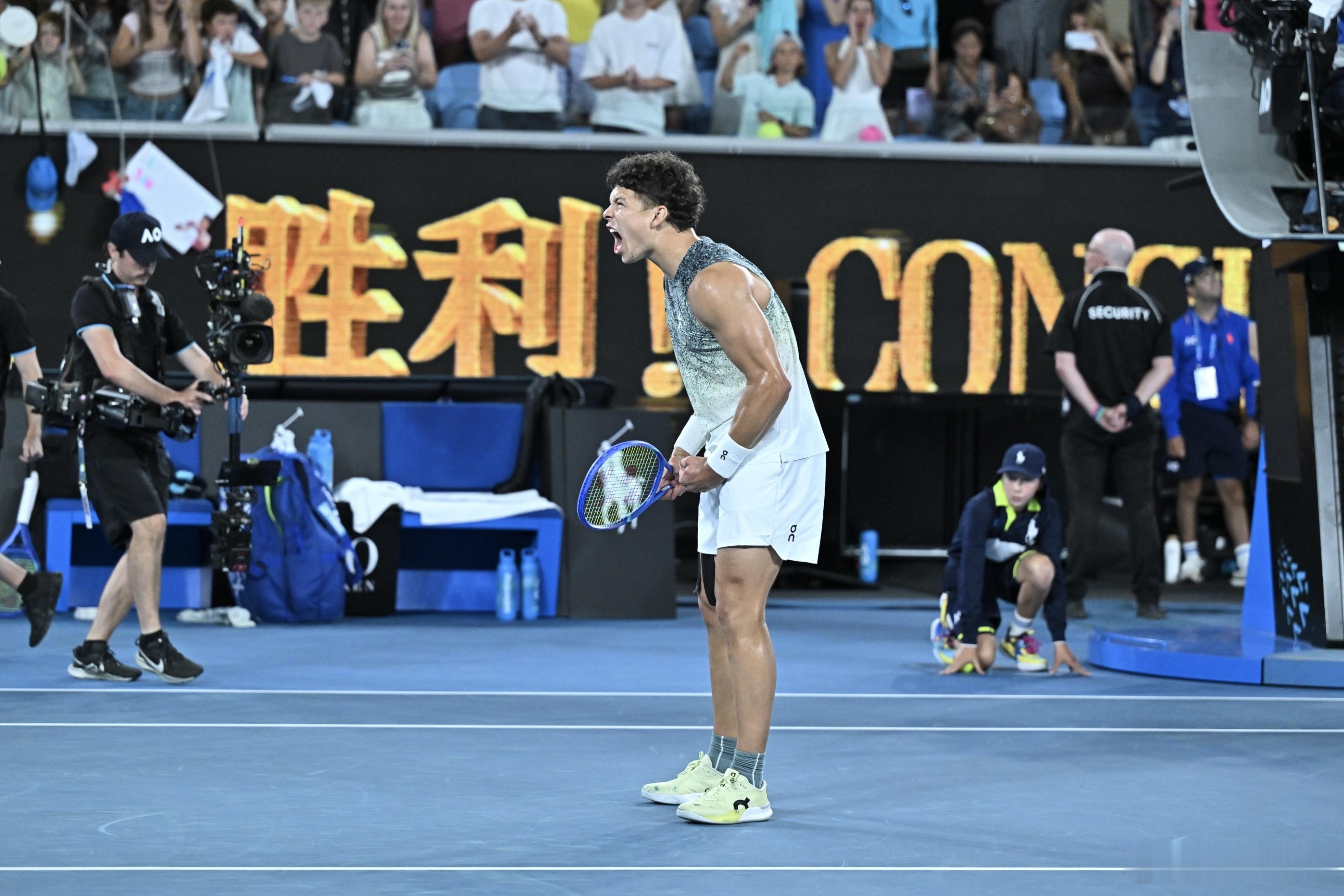 有些球员天生就不怕热，比如谢尔顿。直落三盘击败瓦舍罗大师晋级澳网2026 男单1