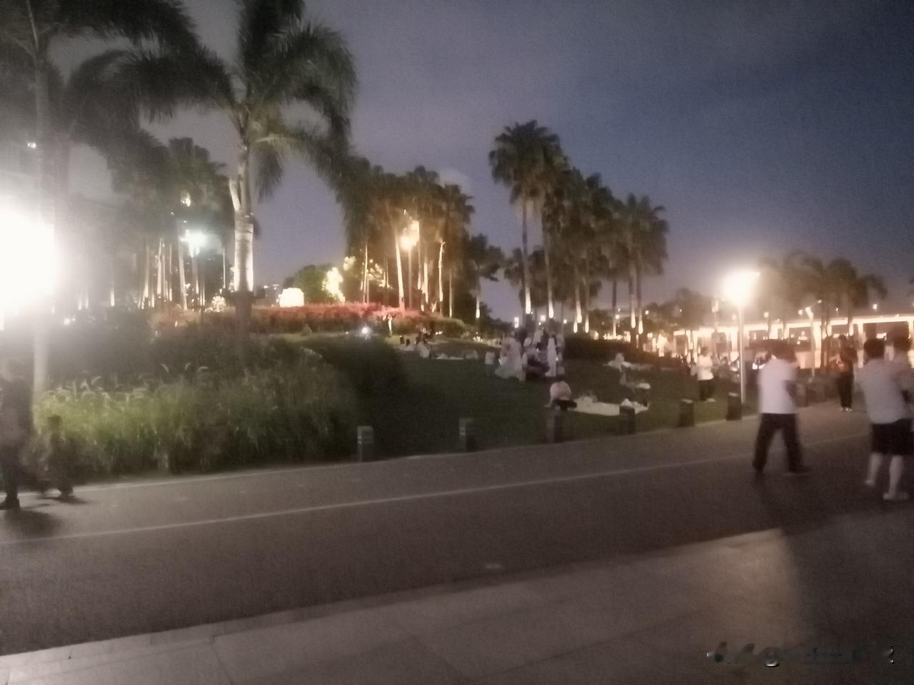 很多人晚上出来活动，家里太闷，外面空气好凉爽！
