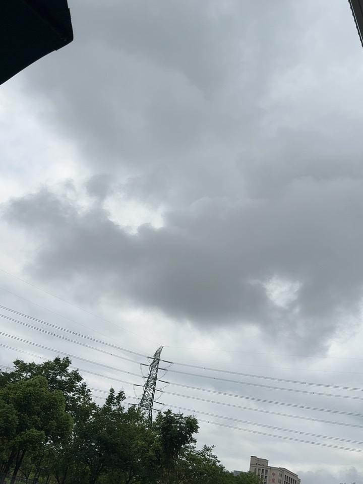 99岁老人一句话，瞬间戳醒拼命硬撑的中年人

小区一位奶奶，今年99岁。
闲聊说