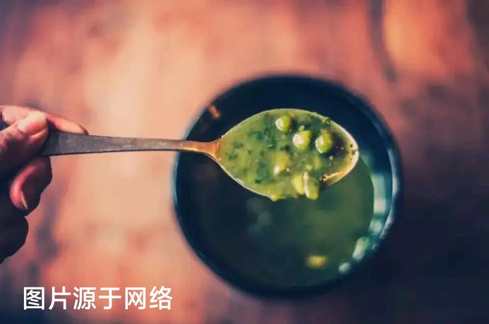 还在太空滞留的美国2名宇航员被迫用自己的尿液做汤，这汤得啥味啊，能喝的下去吗？网