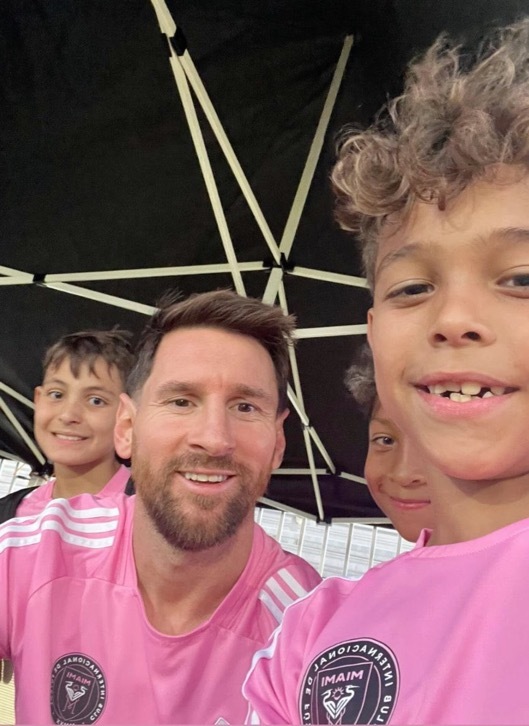 梅西[超话]  憨憨孩子王和青训小朋友[抱一抱]梅西能有多可爱人人都爱里奥梅西 