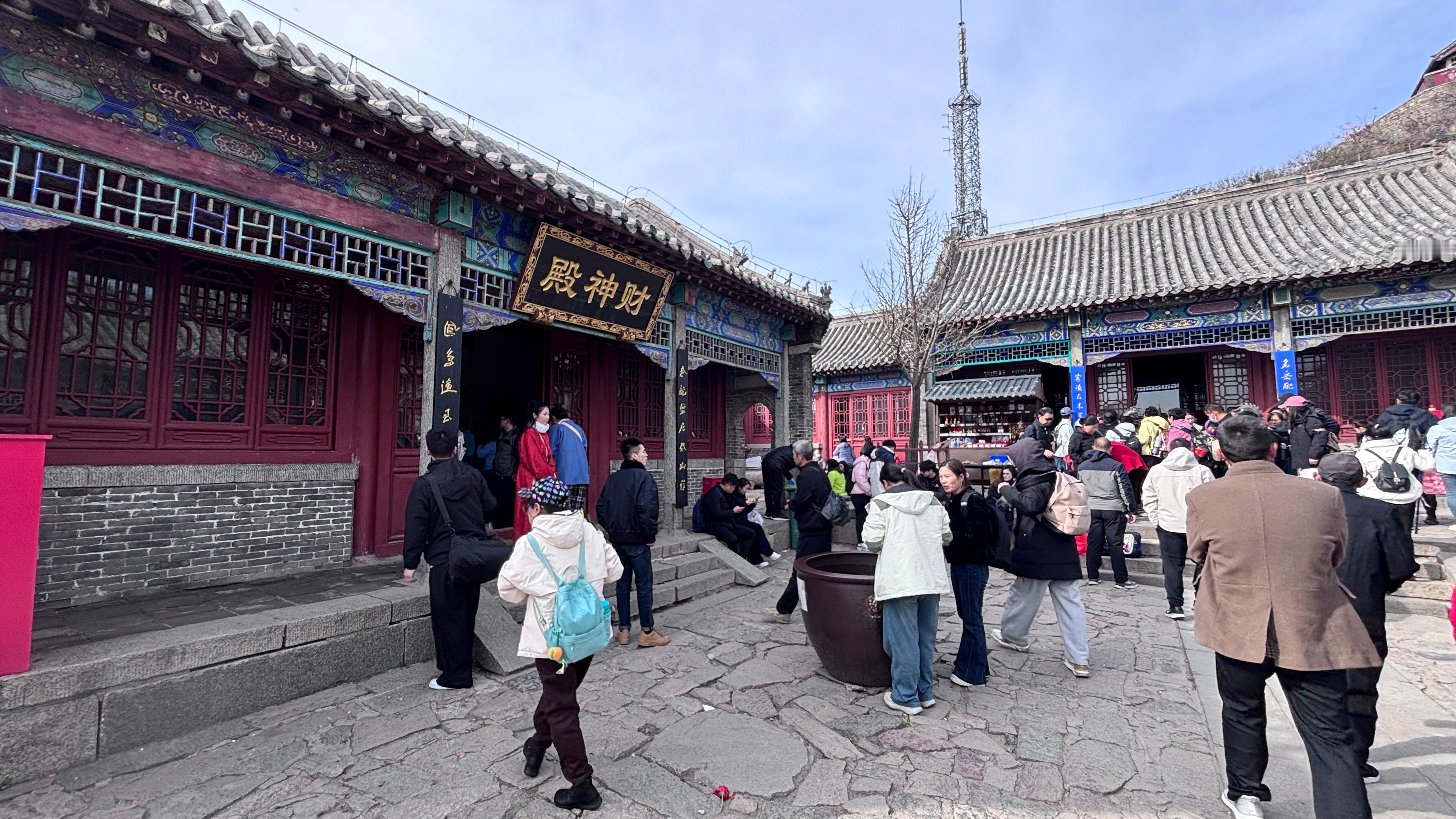 13.57到达玉皇顶峰财神殿，为大家继续祈求财运亨通。生活笑料撞满怀我的生活好有