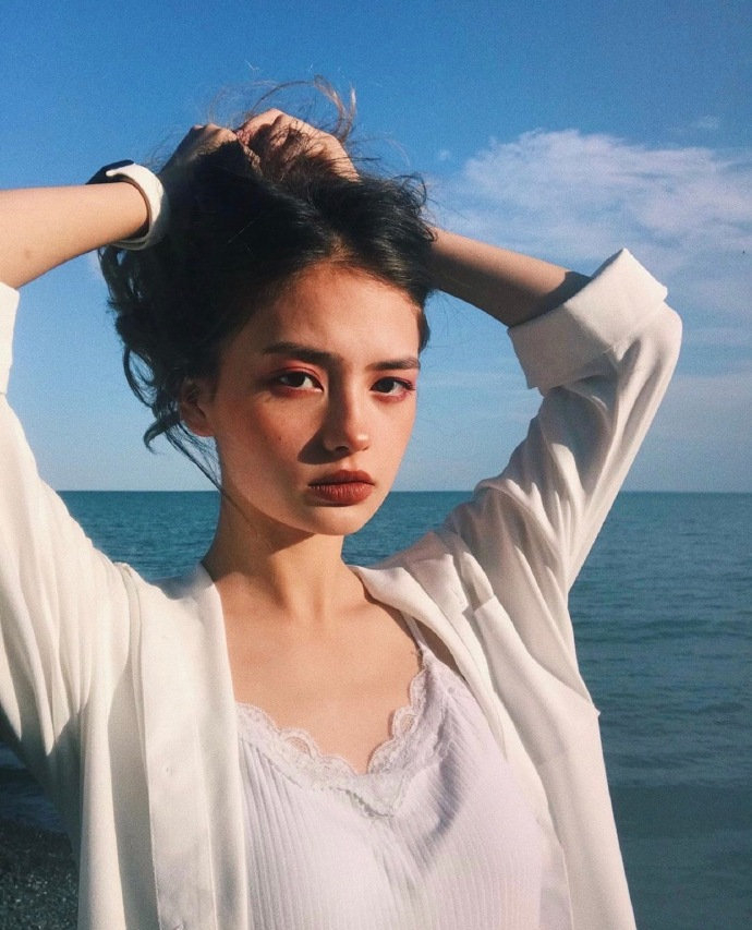 人生没有不幸福，只有不知足，温饱无忧就是幸事，无病无灾就是福泽。至于其它，有则锦