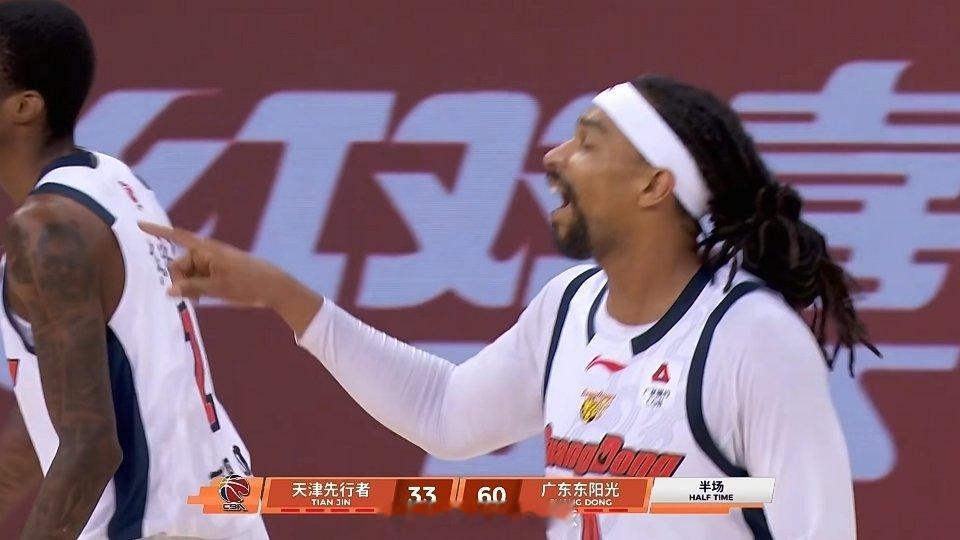 奎因15萨姆纳13萨林杰12，三外援上半场共轰下40分，广东60-33大比分领先