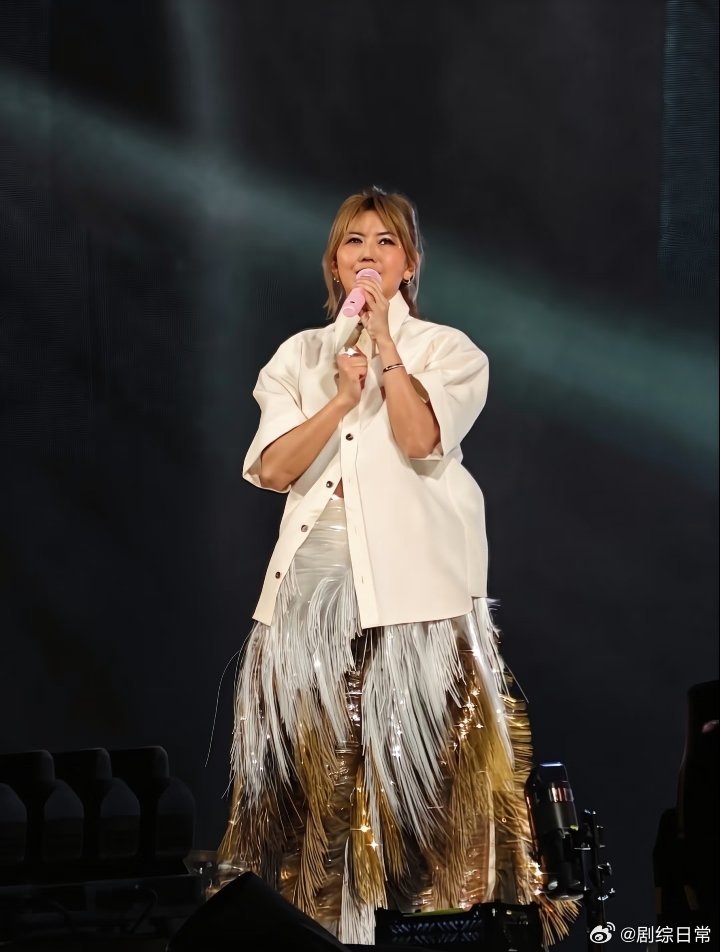 孙燕姿胖了孙燕姿胖了，然后呢？演唱会照样秒罄，万人大合唱照样泪目。真正该焦虑的，