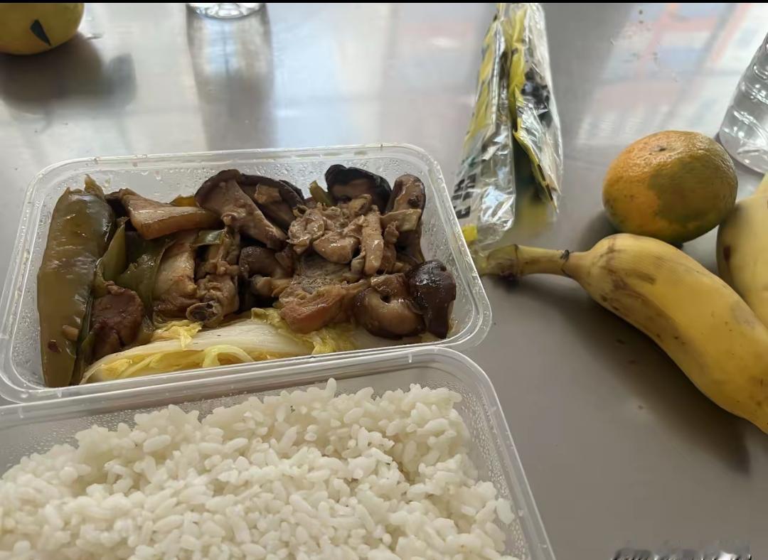 发现一件怪事。
越来越多退休老人，现在都有一个很大的改变，无论单身还是有老伴，都