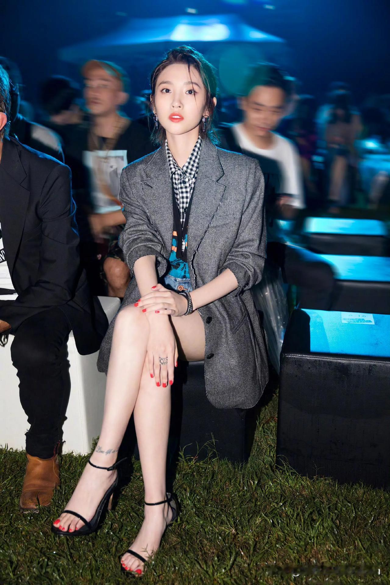 唐艺昕优雅坐席，时尚穿搭，星光熠熠的夜晚！🌟✨👗👠