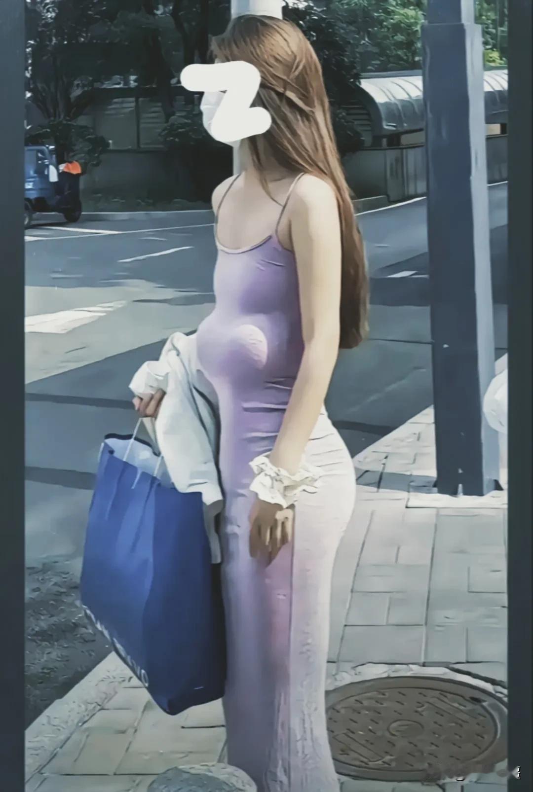 这位小姐姐应该是最社死的瞬间了吧？？
这个我是真没忍住，
如果就是普通的衣服应该