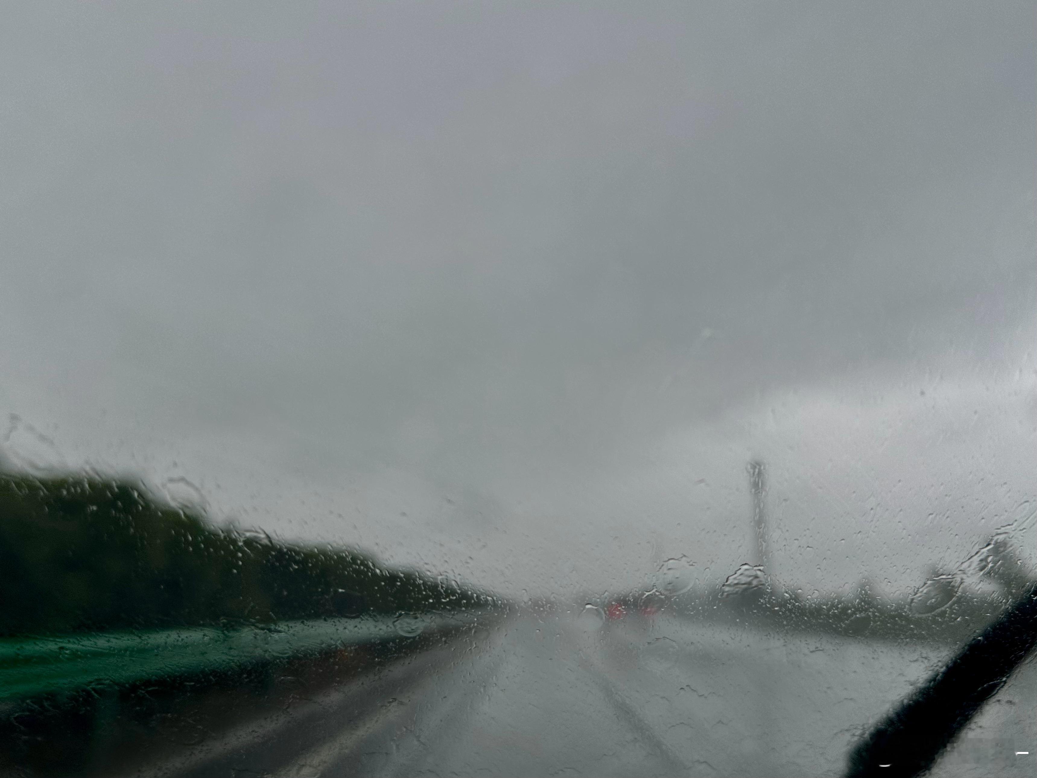 今早现身说法，高速+暴雨，油耗那是真高！能见度如图，开雾灯的少，开双闪的多，还有