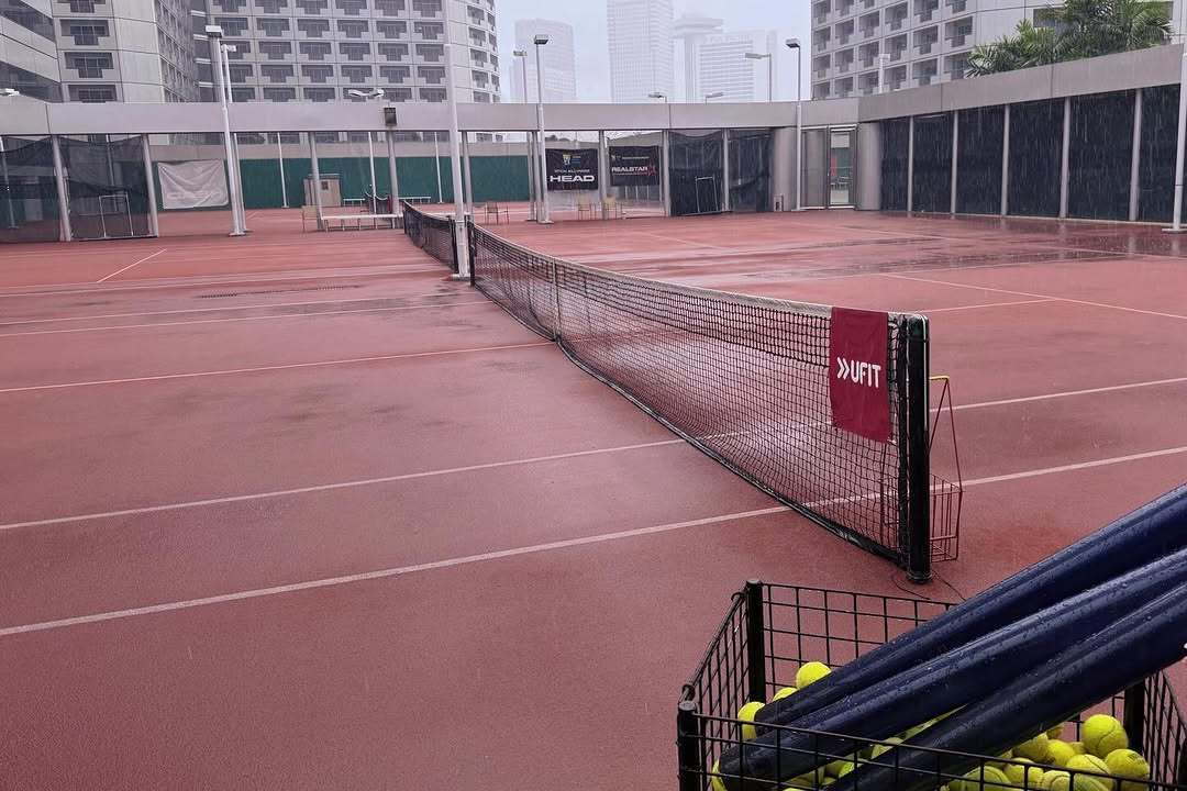 关晓彤今晚ins更新！打球的时候下雨，打完了…雨停了😬😂 