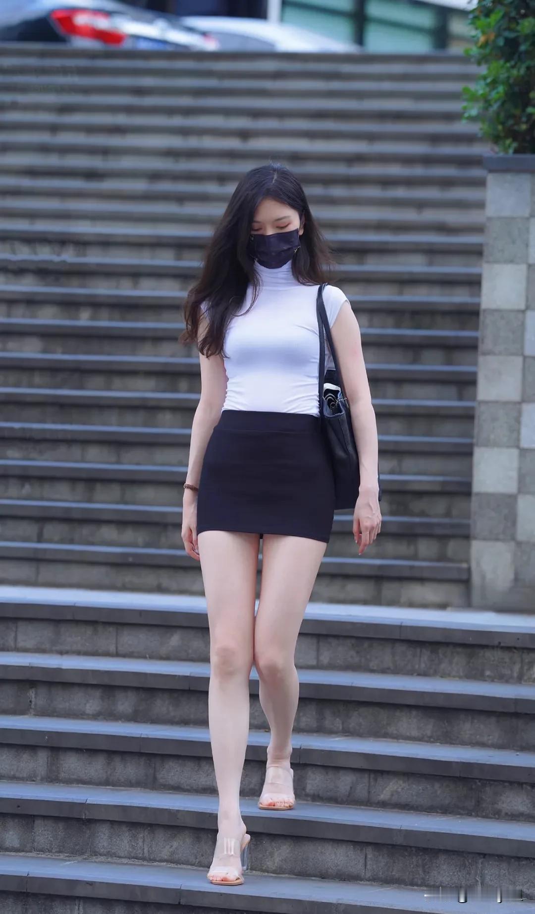 #秋日生活打卡季#
#分享美女＃# #养眼 大长腿# #时尚街拍照分享# #分享