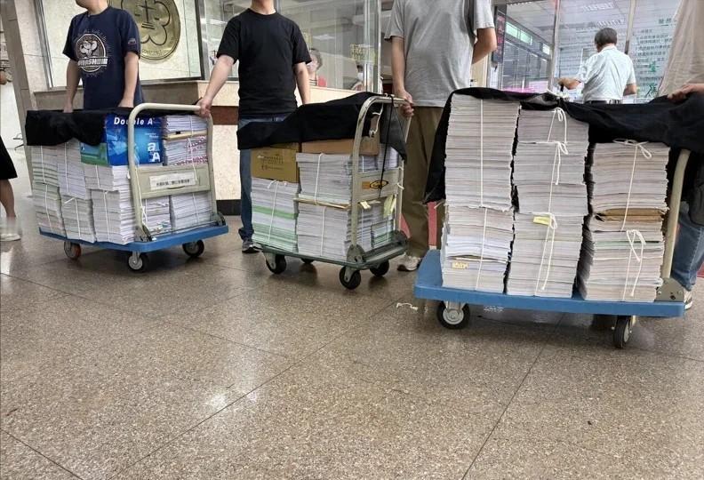 8人护送三大车柯文哲案卷抵达高院！
柯文哲案卷宗多达350宗，因台北地院与台高院