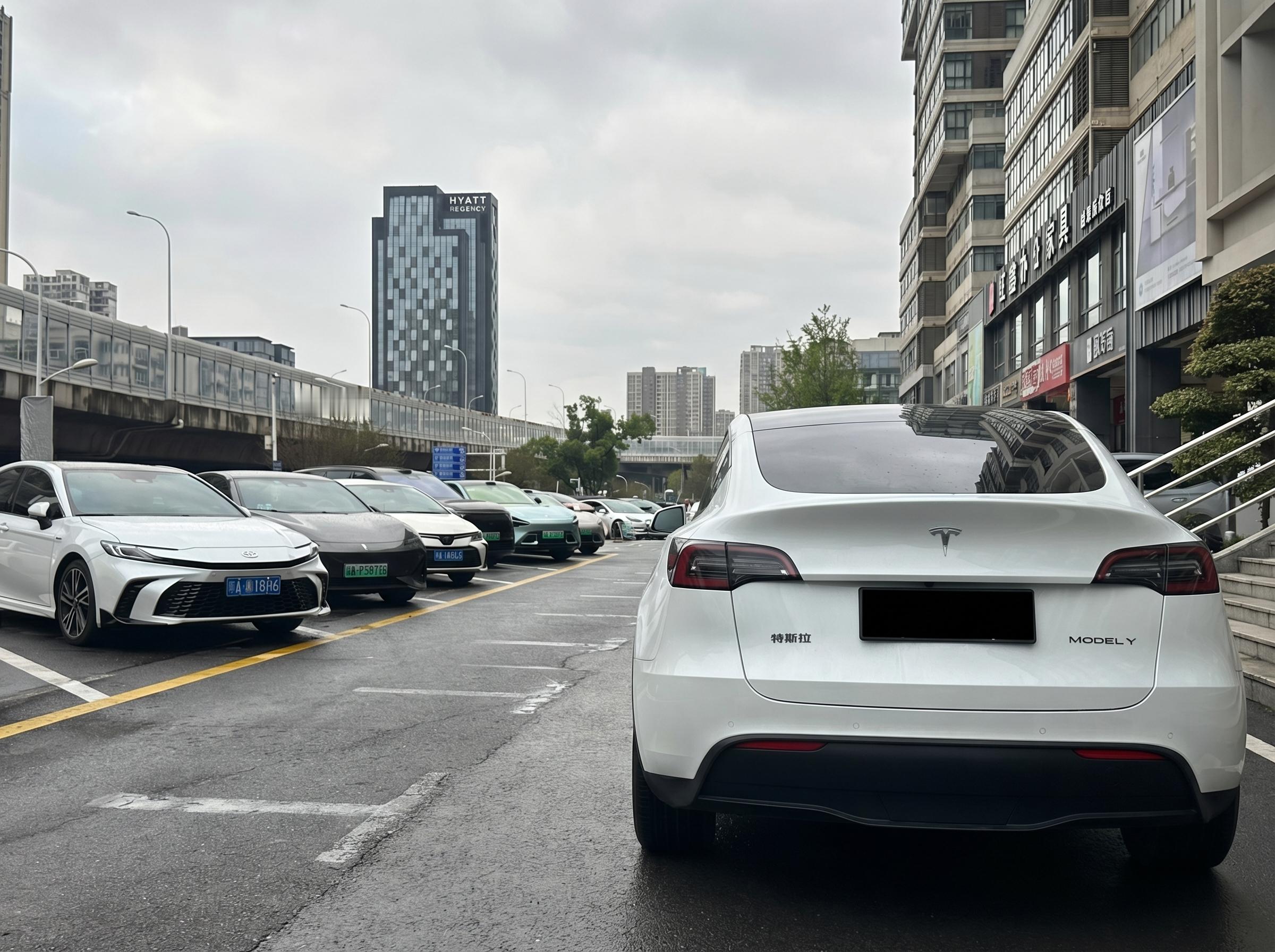 对问界车主来说，这是实打实的好消息。以后跑高速，能用的超充桩变多了，而且大概率是