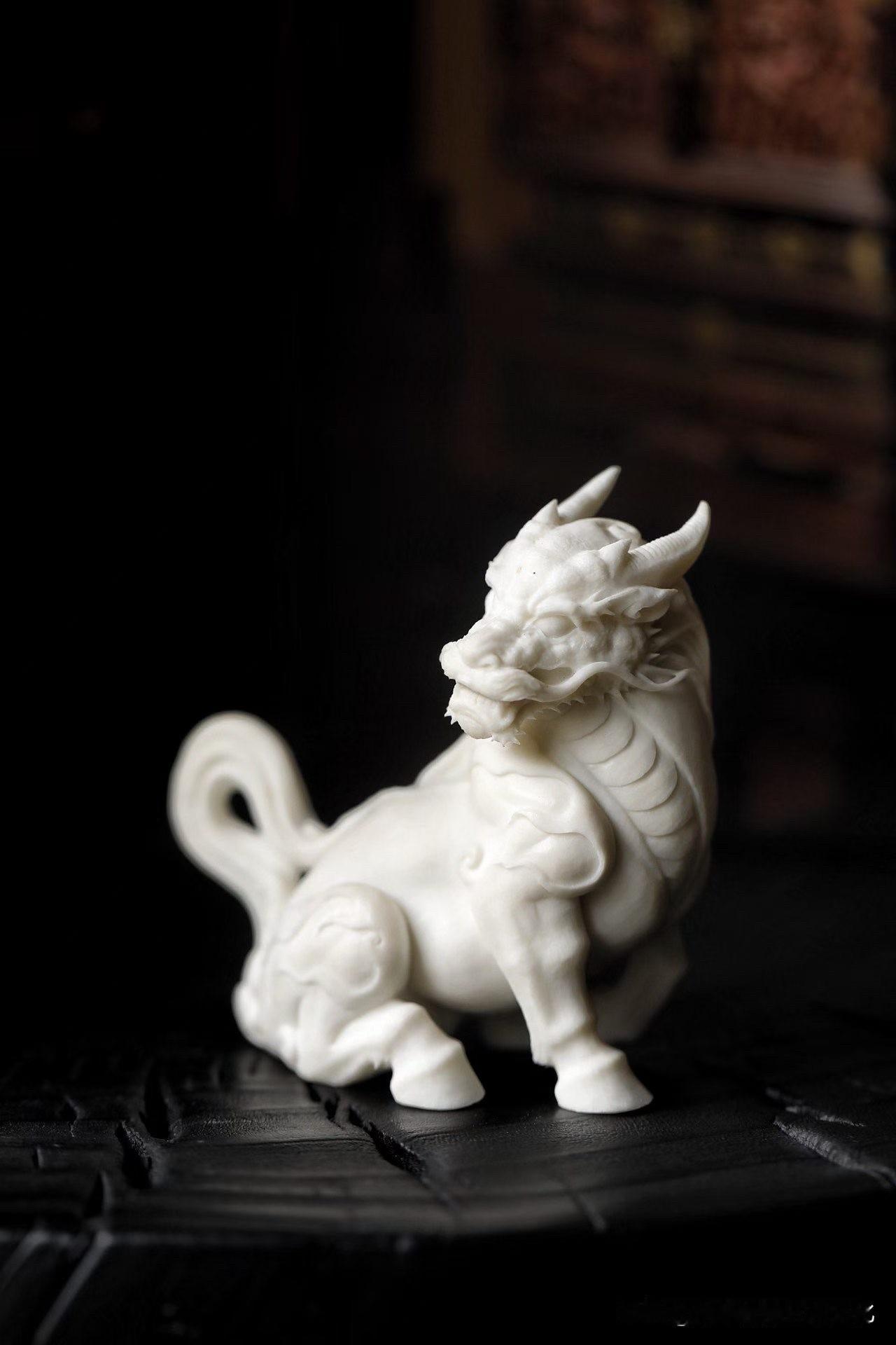 一器蕴祥瑞，一兽镇四方
鹿角精工雕琢，质地温润细腻，线条遒劲利落。

瑞兽貔貅昂