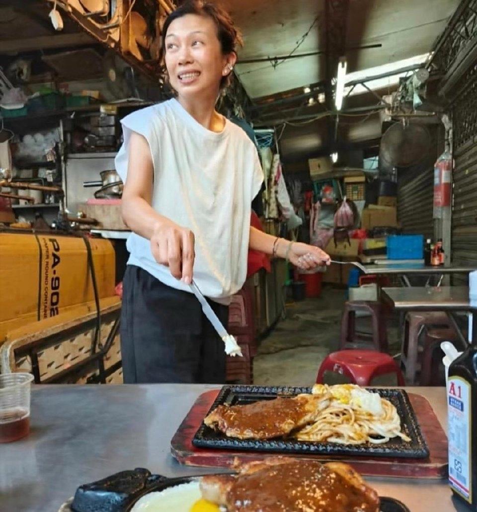 萧敬腾：（把牛排面推到你面前）老婆，这家店的牛排面听说超绝，你尝尝。

林有慧：