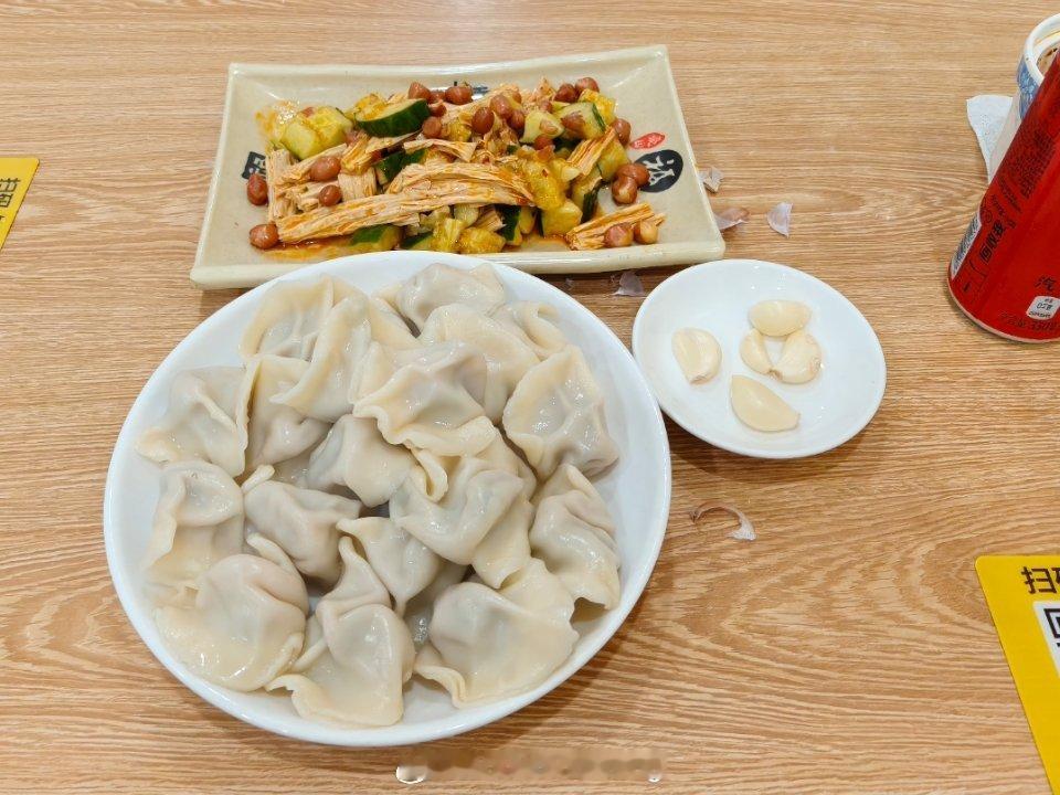 作为一个南方人我超级喜欢吃水饺。最爱馅料排名 Top 5:茴香肉荠菜肉酸菜肉青菜