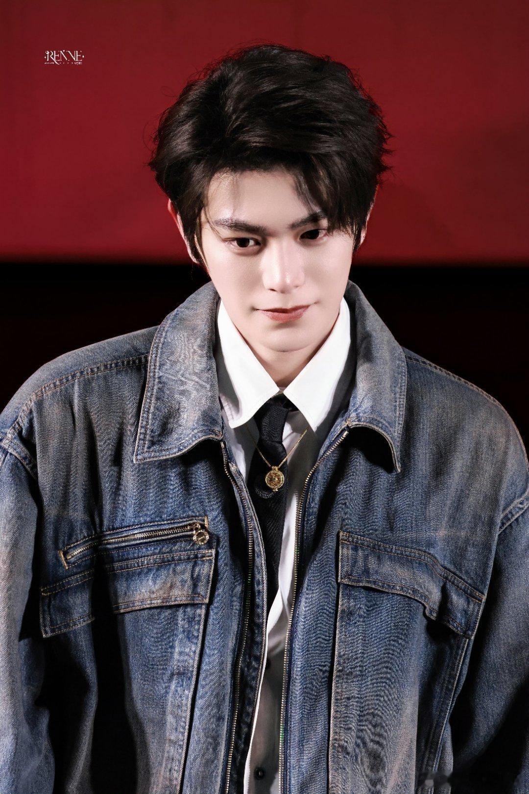 dyx 花店不是为了花才开的，而我却是为了你才来的。