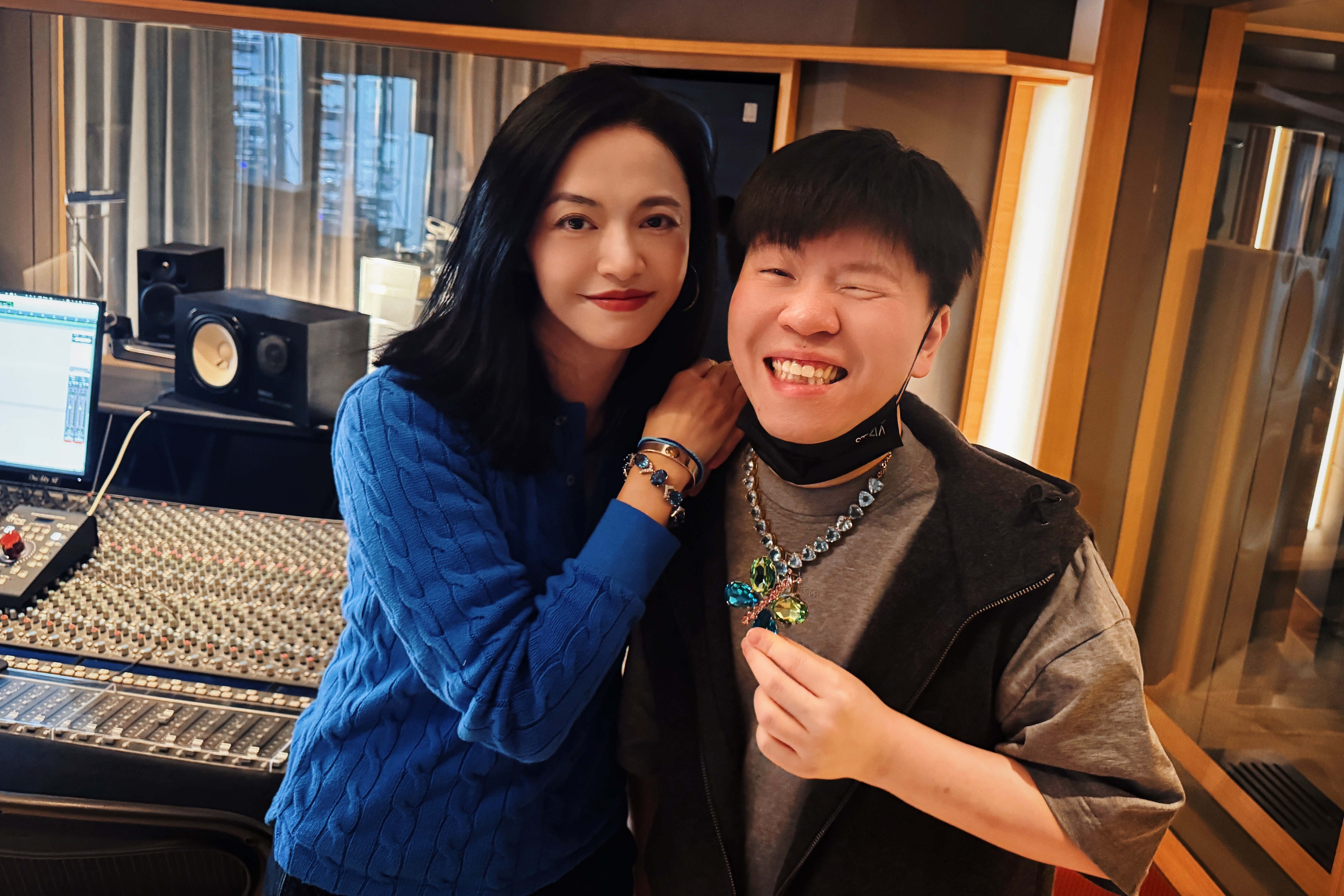 常石磊说姚晨新歌好听 不愧是朝阳区麦霸！大姚的歌声每次听都让人眼前一亮，隐藏歌手