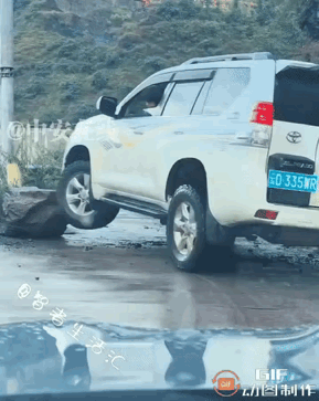 云南，一颗大落石挡住道路，驾车过路的男子见状，没有下车清除大石头，而是凭借高超的