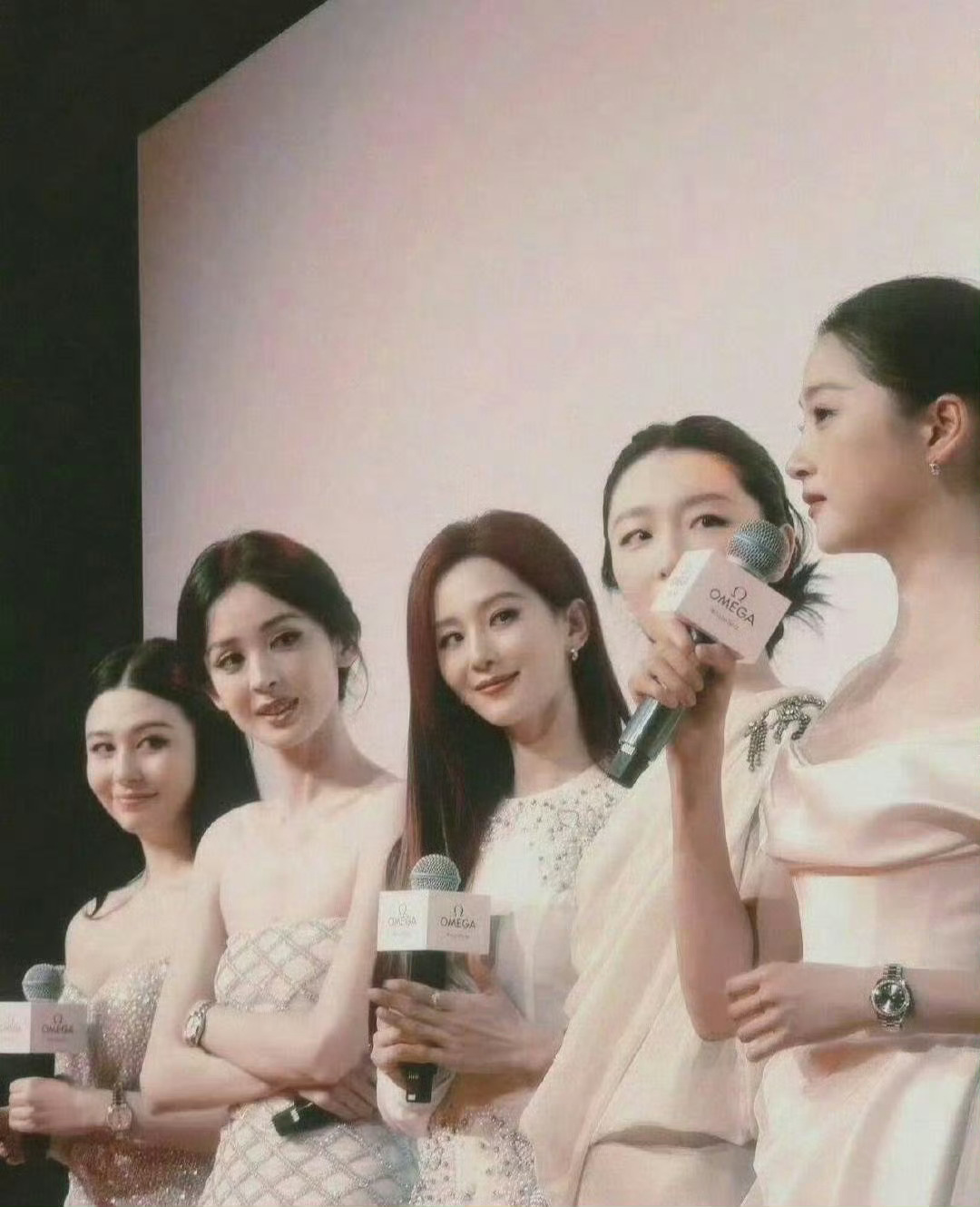 女性之间美好的凝视 这一帧像画一样美 