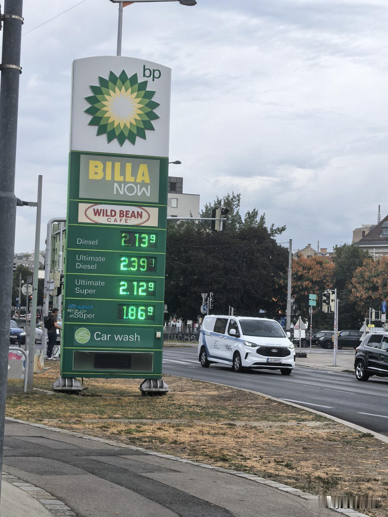 奥地利街头加油站油价：

欧洲油价牌上  2,13⁹  = 2.139 欧元/升