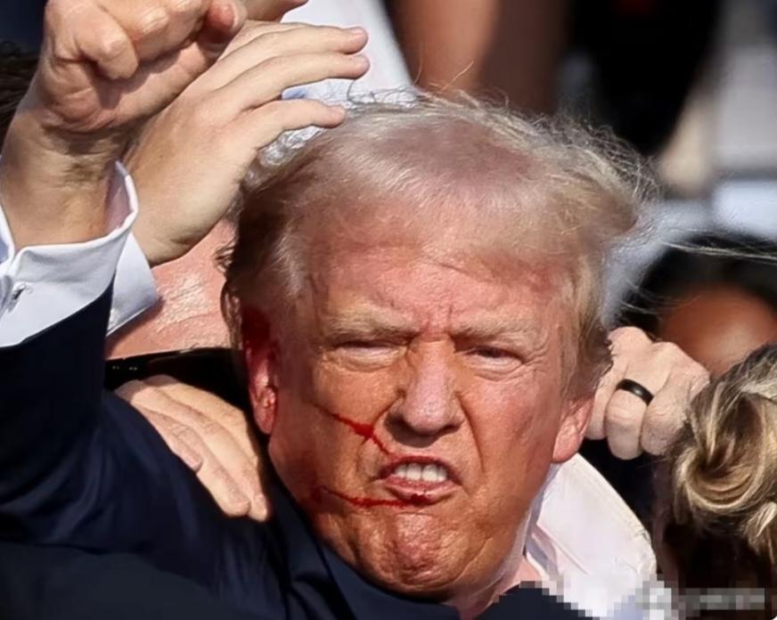 不得了，特朗普真遇刺了！当地时间13日下午，他在宾夕法尼亚州巴特勒市竞选集会上演
