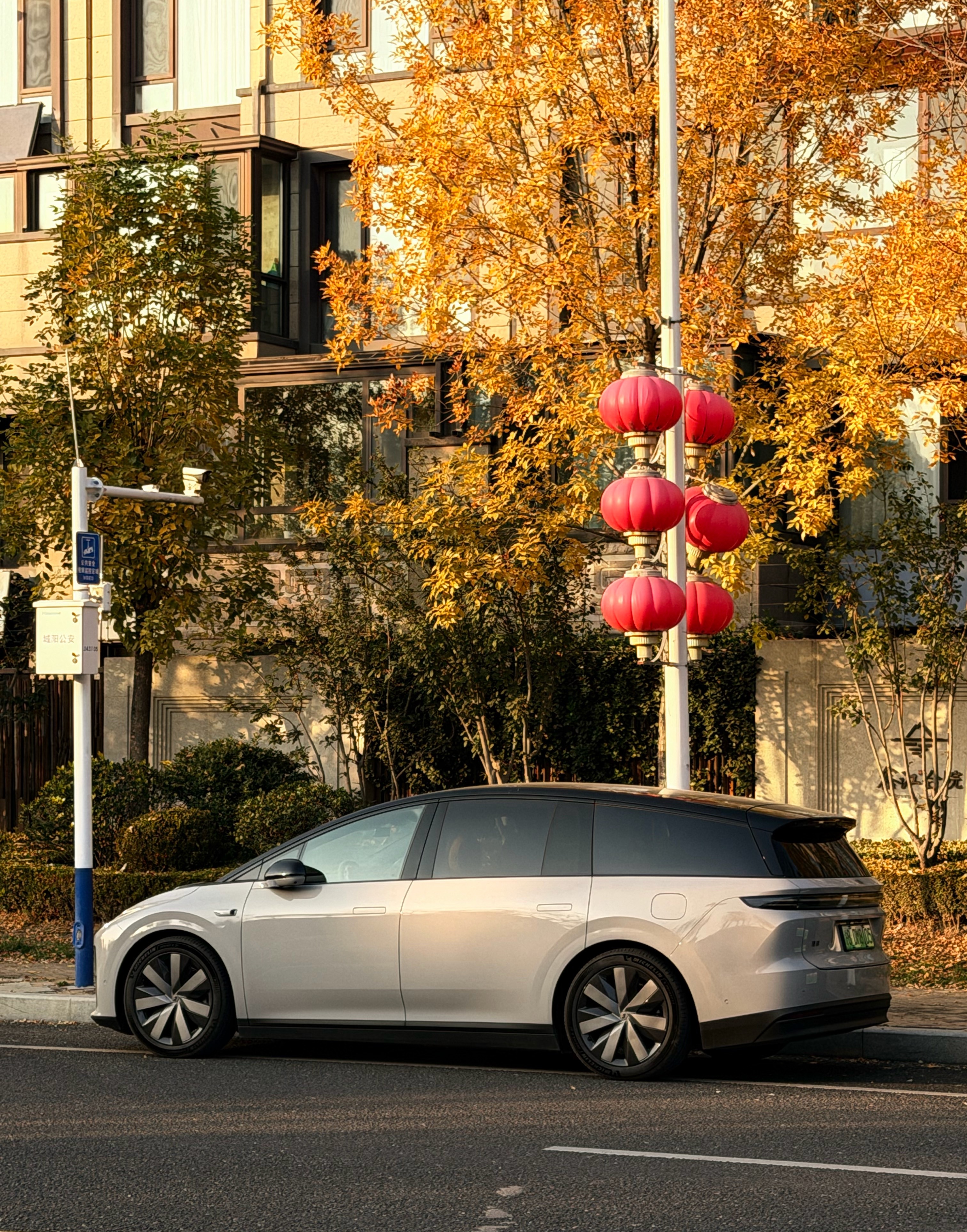 今天怒开两辆理想i8，来上次拍照的地方了就在我家附近，喜欢这种矮层小洋房，就是位