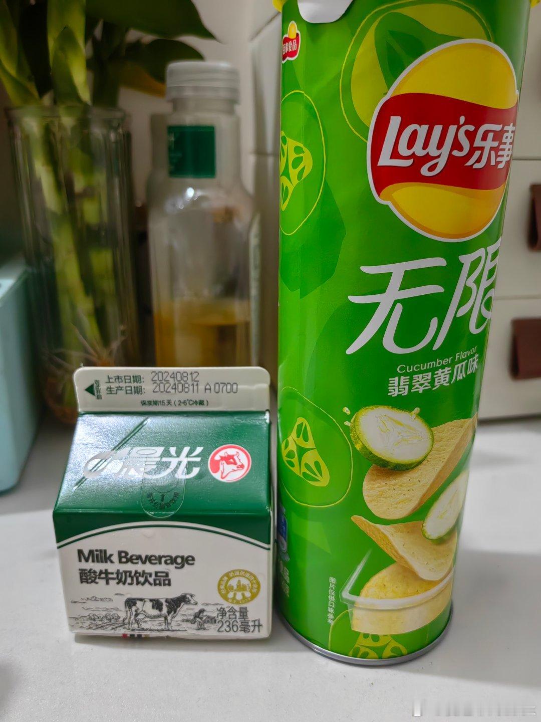 边刷手机边吃东西，怎么开心怎么来，管他胖不胖的[嘻嘻][嘻嘻] ​​​