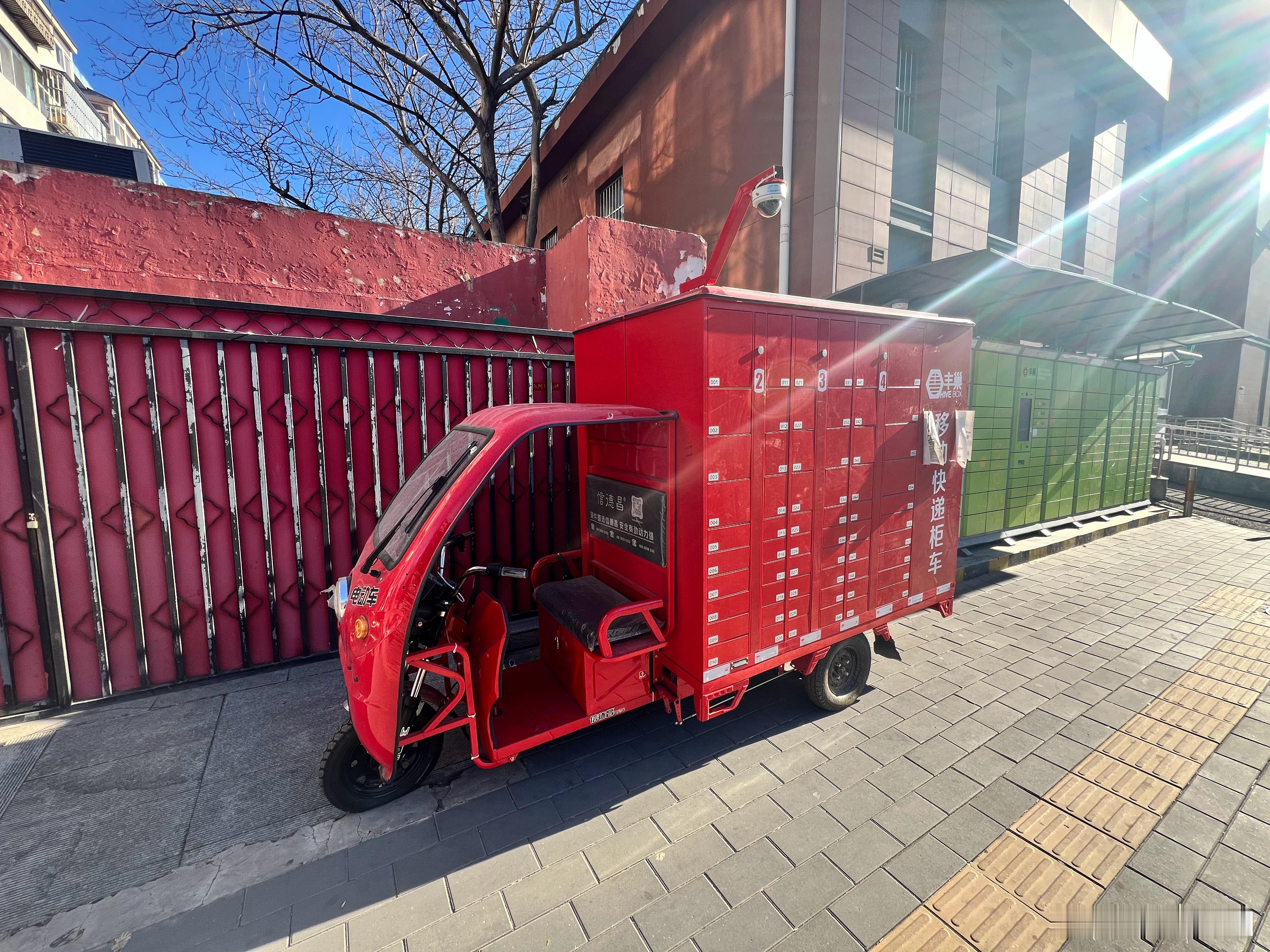 三轮快递车很多，三轮快递柜我还是第一次见…… 北京