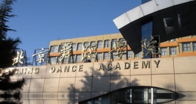 2004年，16岁的 景甜 每天放学都有车牌为9988的豪车接送，没多久课也不来