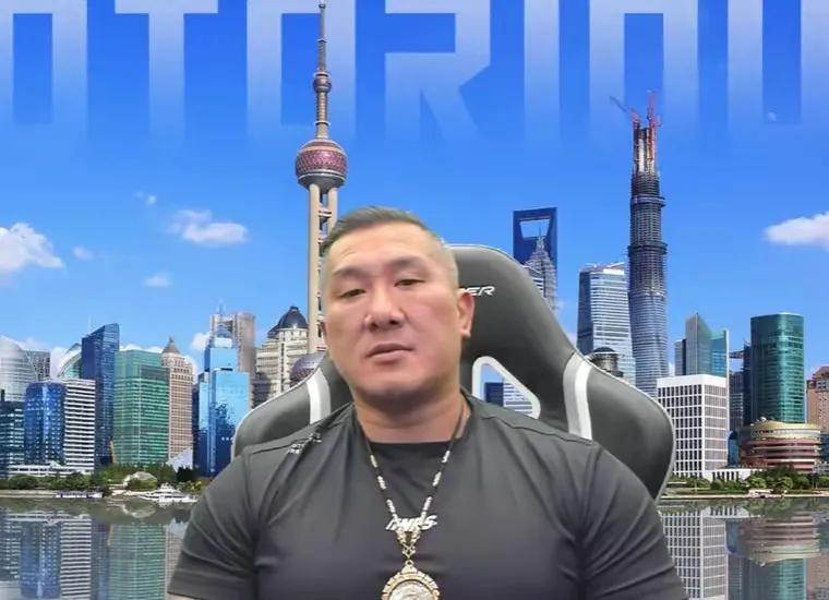 馆长的蜕变与升华 
   台湾馆长一夜之间从一个普通网红变成了政治评论家、学者的