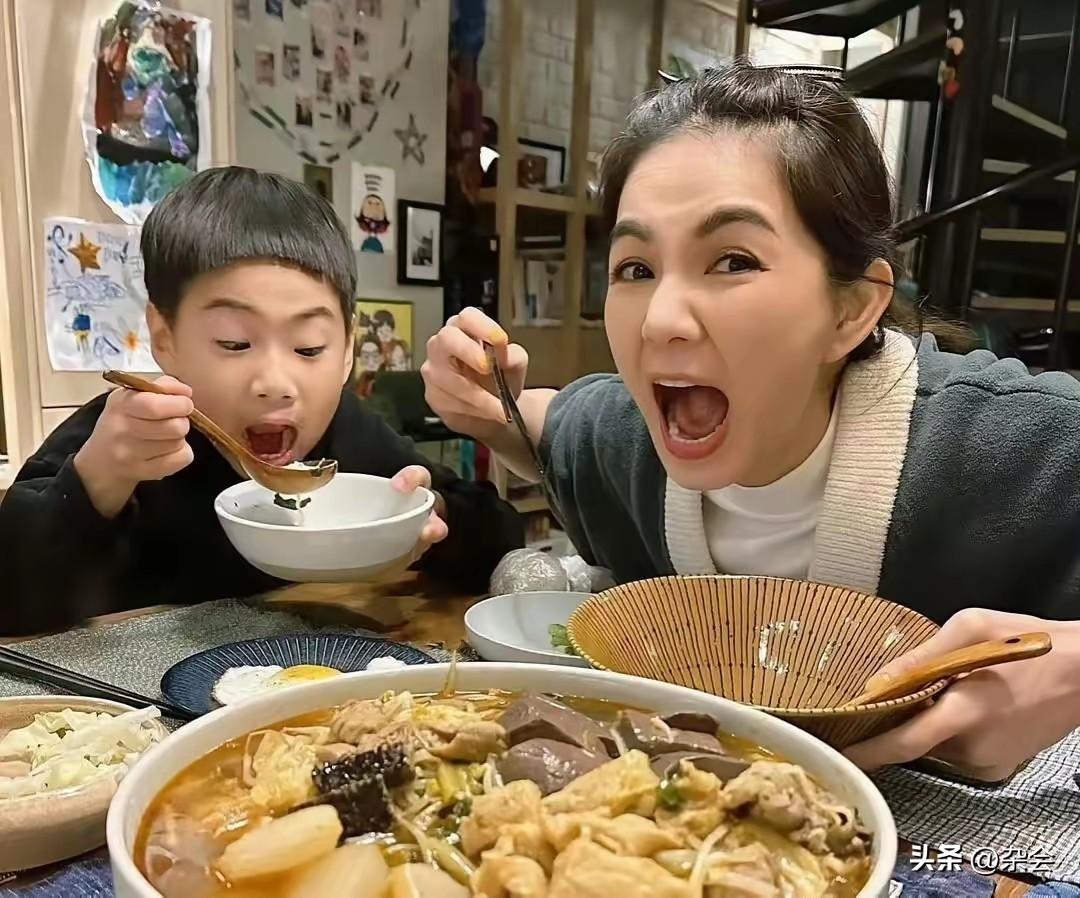 时间真的过得太快了！
印象里那个短发的“假小子”陈嘉桦，儿子劲宝居然都9岁了！