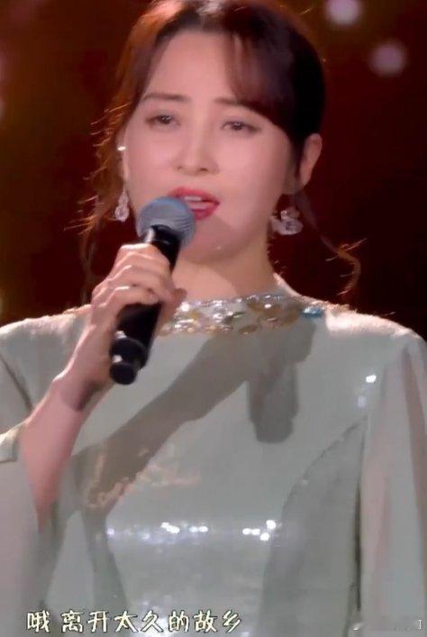 蒋勤勤于适合唱月光舞台谁还没看于适和蒋勤勤在央视中秋晚会的《月光》合唱！于适的少